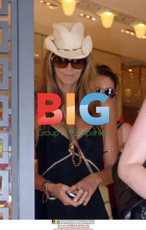 Elle Macpherson Shopping in Sydney