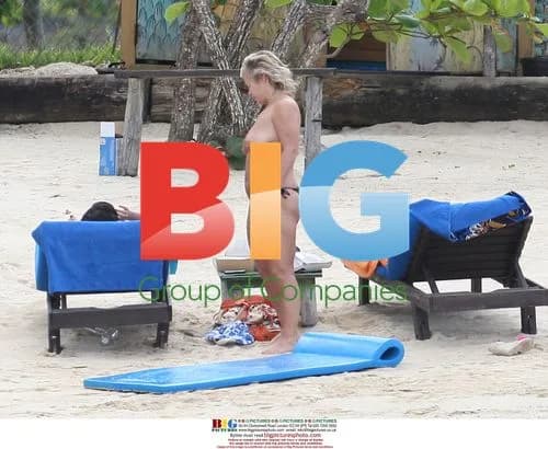 Lily Allen relaxes on Caribbean beach