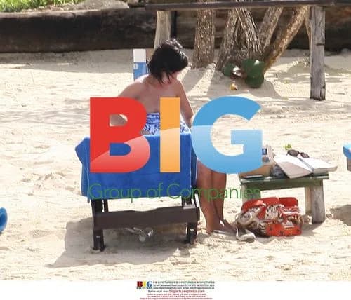 Lily Allen relaxes on Caribbean beach
