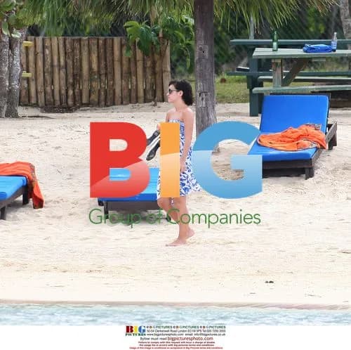Lily Allen chills with mother on Caribbean beach