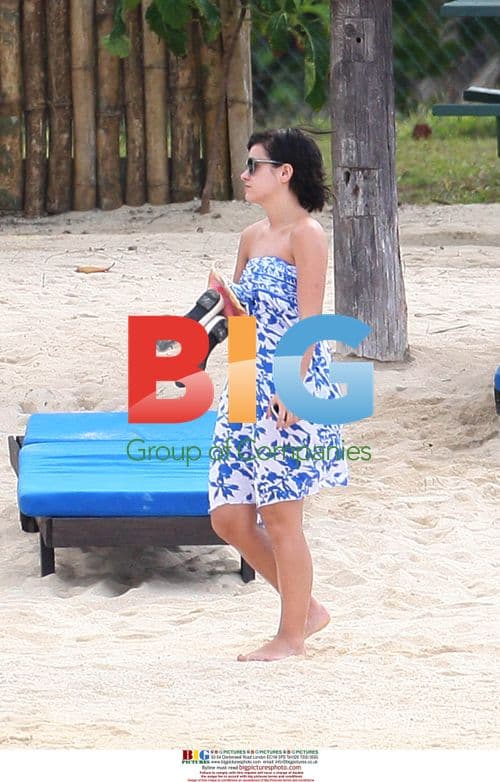 Lily Allen chills with mom on Caribbean beach