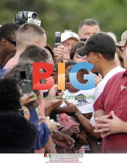 Obama Greeted by Crowd in Hawaii