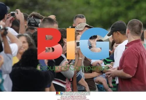 Obama greets well-wishers in Hawaii