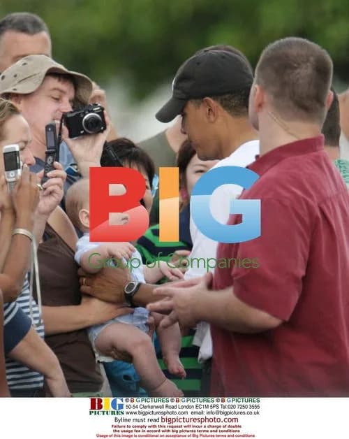 Obama Greeted by Supporters in Hawaii