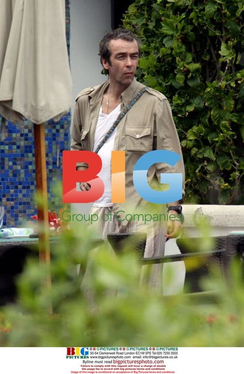 John Hannah and family enjoy beach lunch in Miami