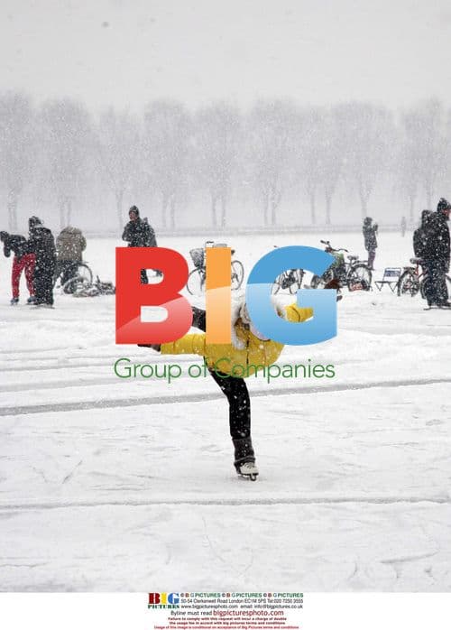 People play in snowy Shenyang, China