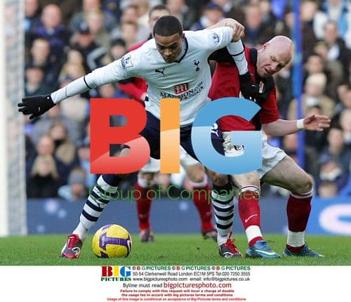 Jermaine Jenas holds off Andy Johnson