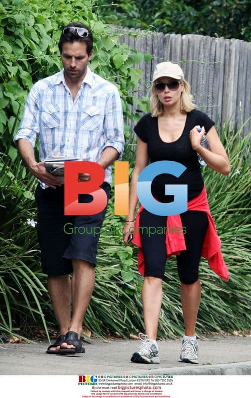 Pregnant Actress Kimberly Davies and Husband at Cafe