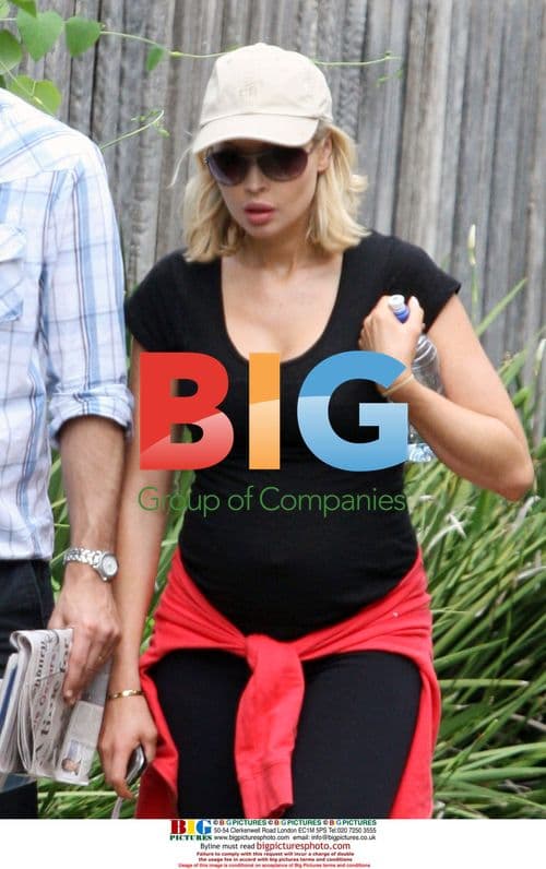 Pregnant Actress Kimberly Davies and Husband at Sydney Cafe