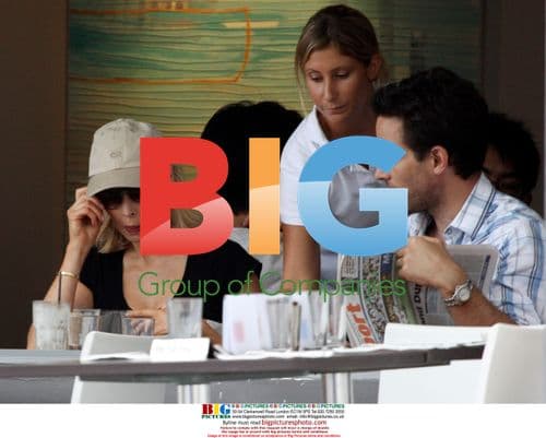 Pregnant Kimberly Davies at Sydney cafe