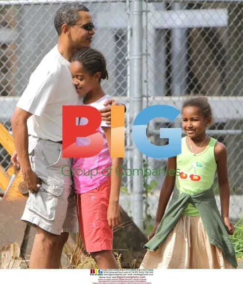 Obama talks with family at Honolulu Zoo
