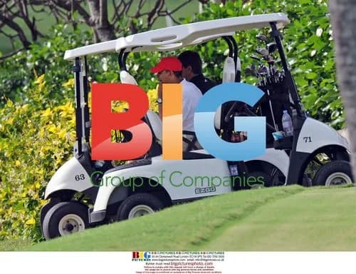Barack Obama plays golf in Hawaii