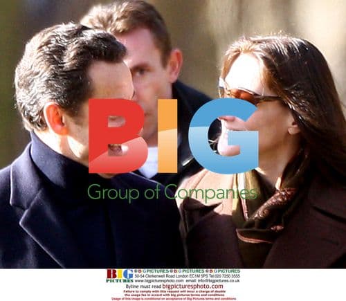 Sarkozy and Bruni Stroll in Versailles