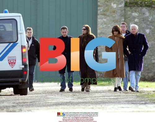Newlyweds Nicolas Sarkozy and Carla Bruni take stroll at Versailles