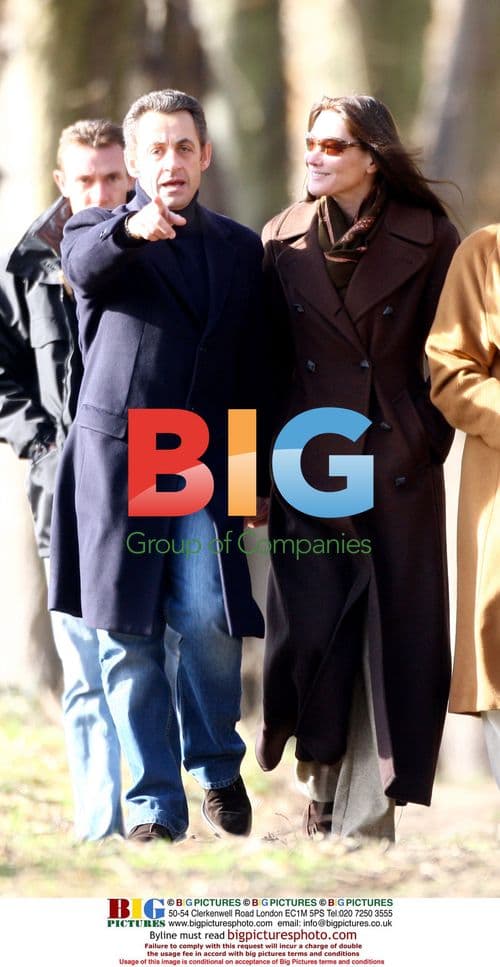 Newlyweds Sarkozy and Bruni Stroll in Versailles