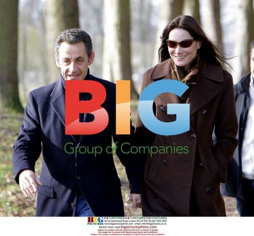 Sarkozy and Bruni Take Stroll in Versailles