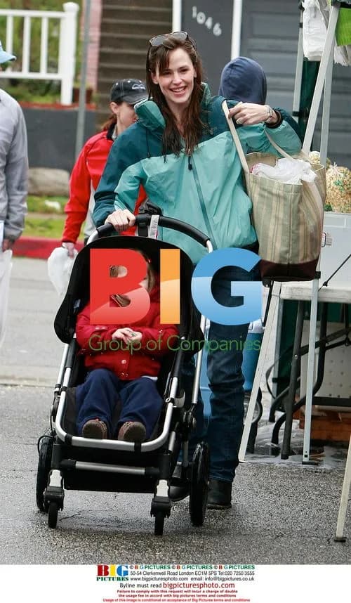 Jennifer Garner and Daughter at Farmers Market