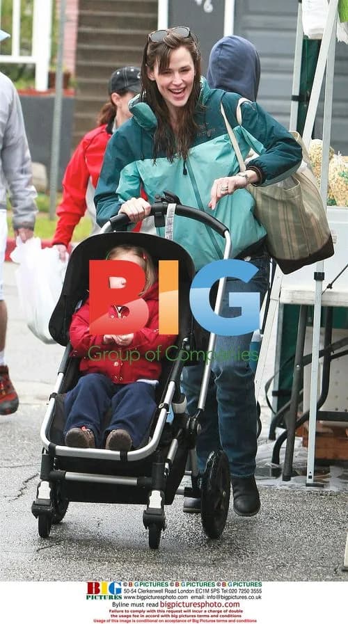 Jennifer Garner and Violet Affleck at Farmers Market
