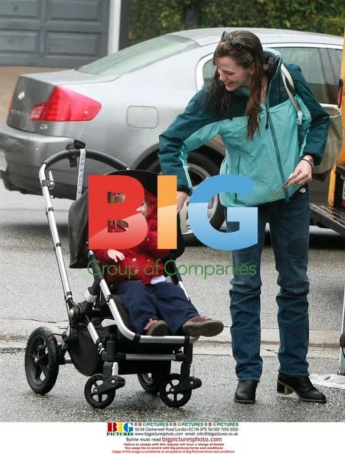 Jennifer Garner and Violet at Farmers Market