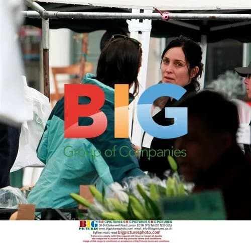 Jennifer Garner with daughter Violet at farmers market