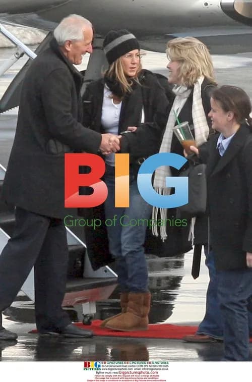 Jennifer Aniston leaves Vancouver by private jet