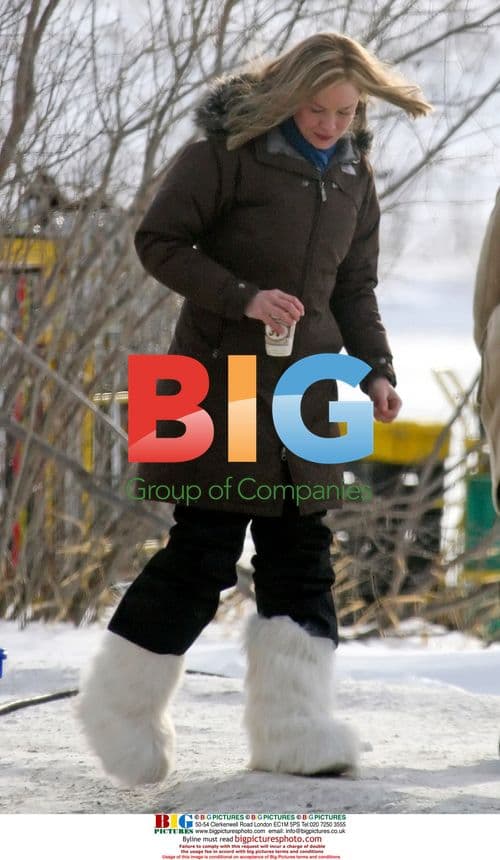 Renee Zellweger Braves Winnipeg Cold on 'Chilled in Miami' Set