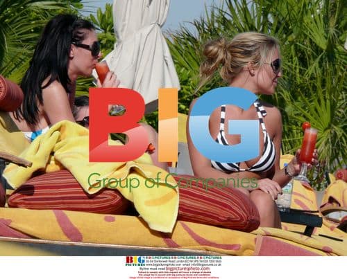 Alex Curran Relaxes in Dubai