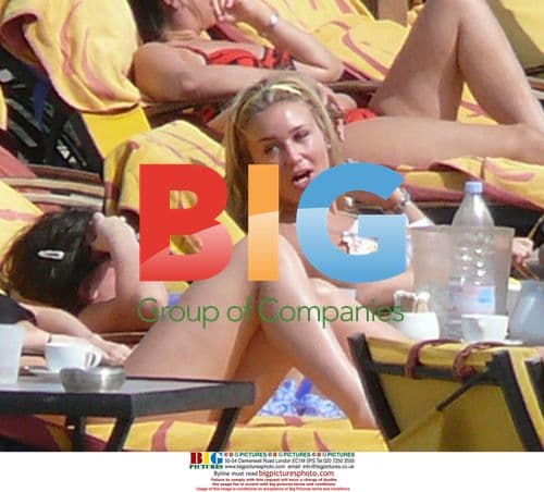 Alex Curran Enjoys Dubai Villa