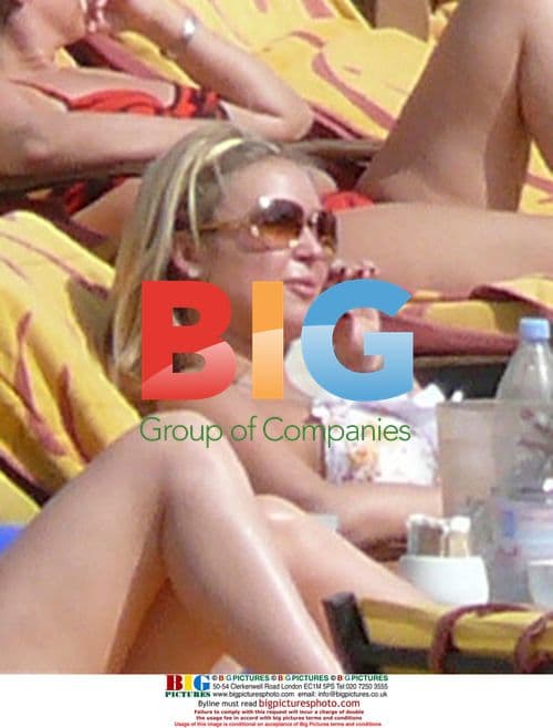 Alex Curran Relaxes in Dubai