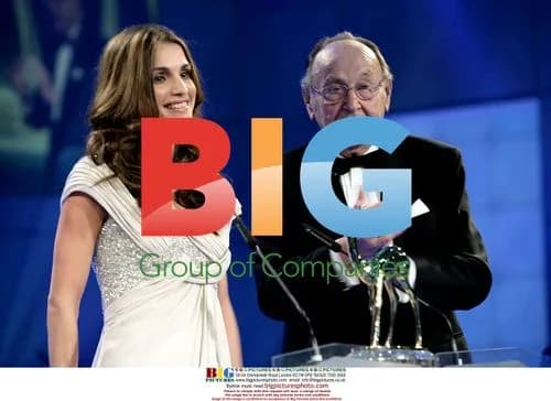Queen Rania accepts Bambi humanitarian award