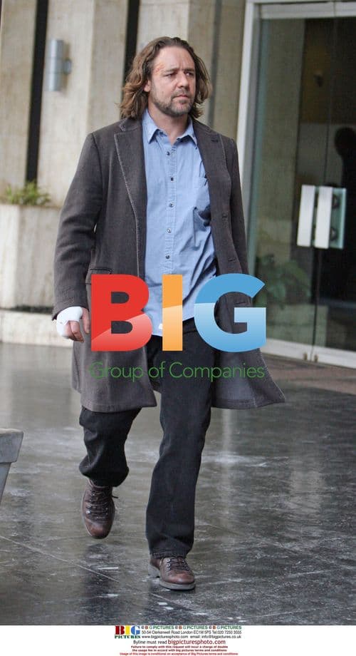 Russell Crowe arrives on set of 'State of Play'