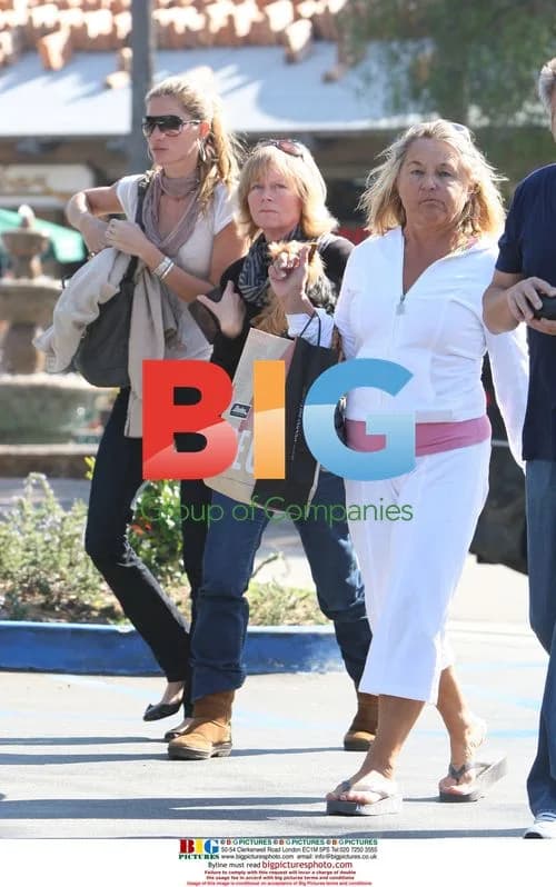 Gisele Bundchen Shopping in Malibu