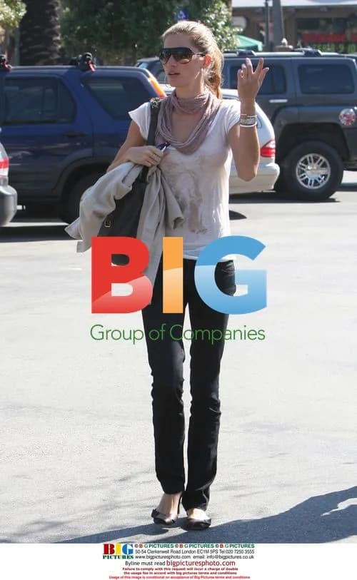 Gisele Bundchen Shopping in Malibu