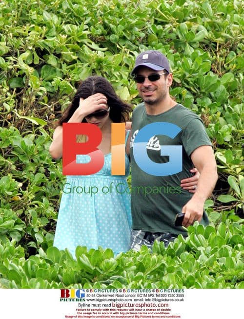 Katharine McPhee hides from paparazzi in Hawaii