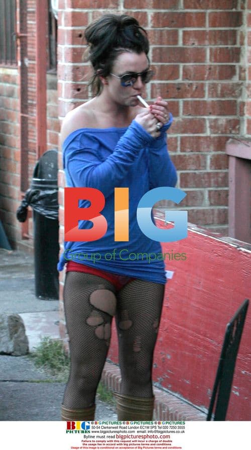 Britney Spears takes smoke break at dance studio