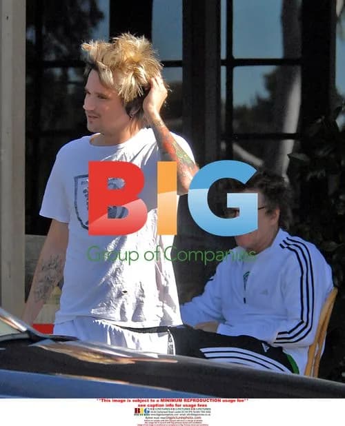 Rod Stewart Has Breakfast With Family