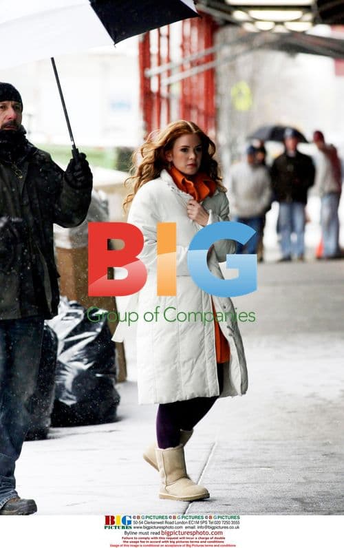 Isla Fisher on movie set with daughter