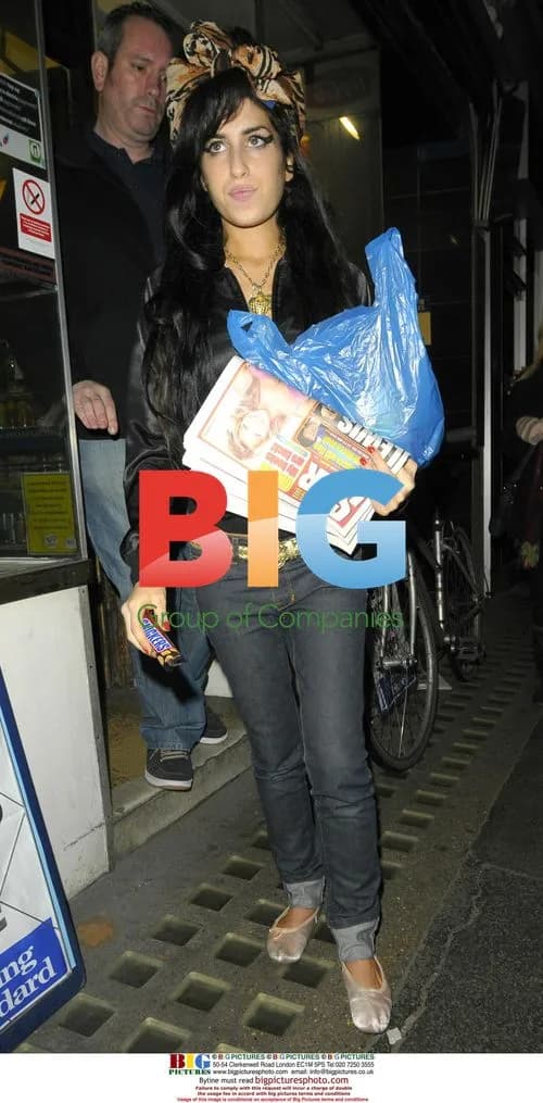 Amy Winehouse visits Soho friends