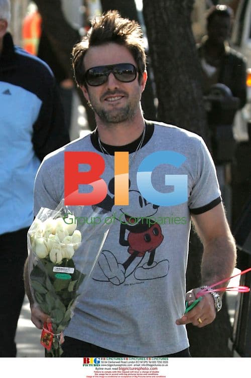 Actor David Arquette out getting Valentine's Day gift