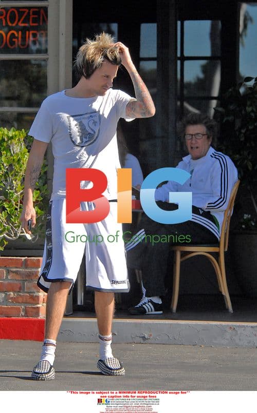 Rod Stewart Bumps Into Son Sean And His Girlfriends