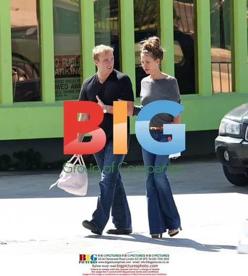 Jay Mohr and Nikki Cox pick up magazines