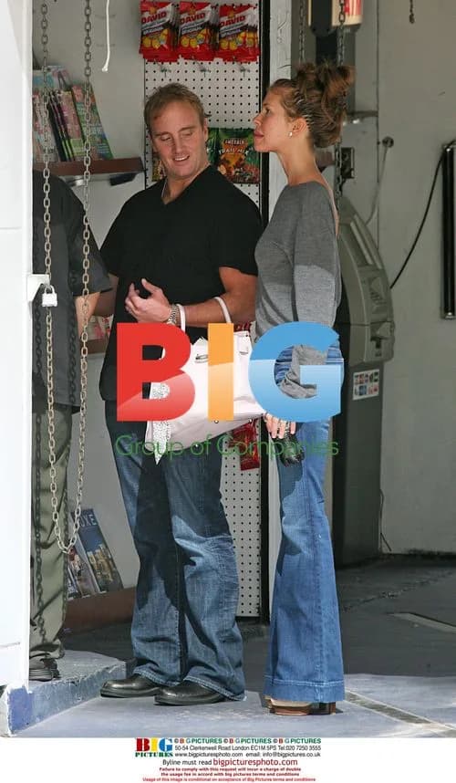 Jay Mohr and Nikki Cox Pick Up Magazines
