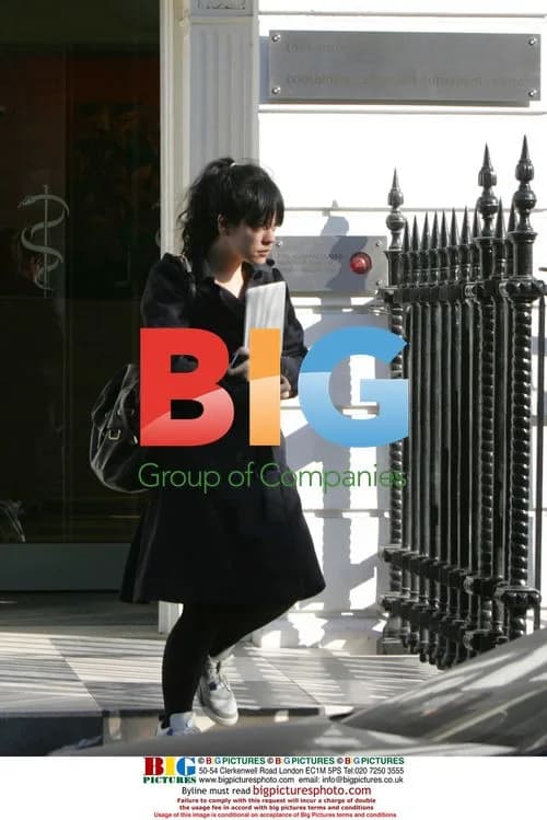 Singer Lily Allen leaves doctor's surgery