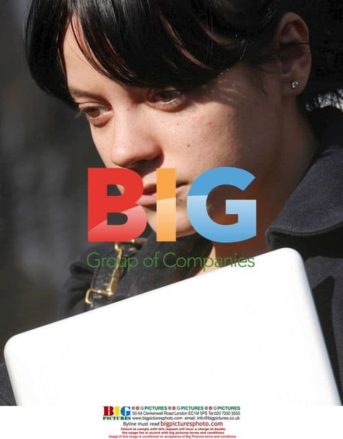 Lily Allen Leaves Doctors Surgery