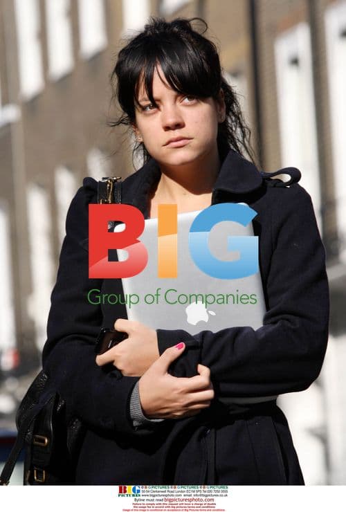 Lily Allen leaves doctor's office