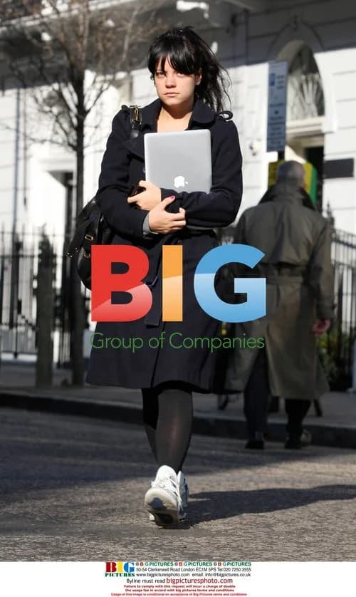 Lily Allen Leaves Doctor's Office