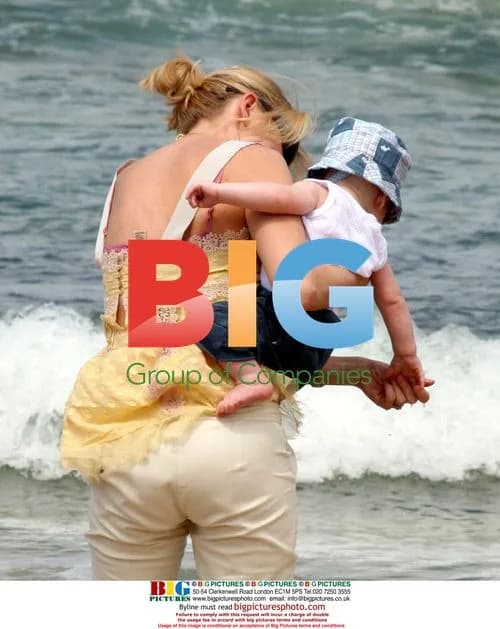 Naomi Watts plays with son on Bondi Beach