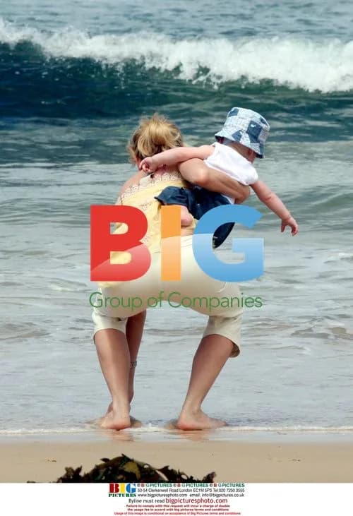 Naomi Watts plays with son on Bondi beach