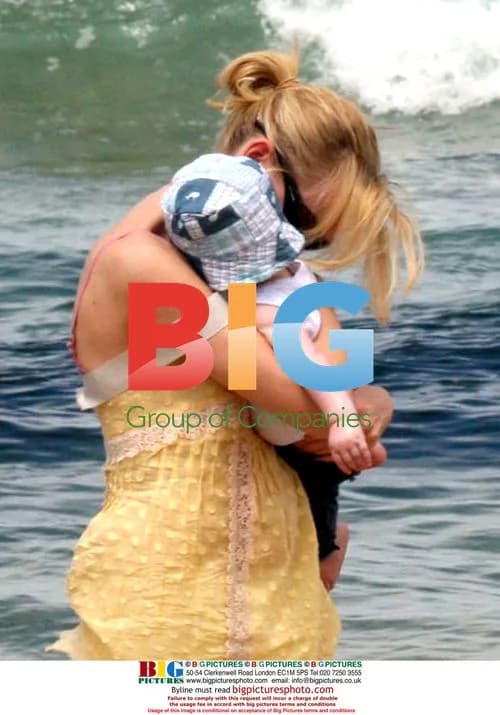 Naomi Watts plays with son on Bondi beach