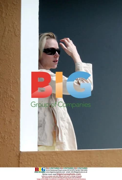 Naomi Watts plays with son on Bondi Beach
